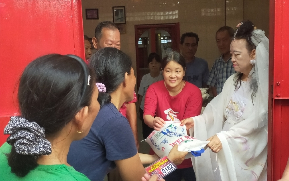 HUT Dewi Kwan Im, Putri Vihara Bagi 2.600 Paket Beras