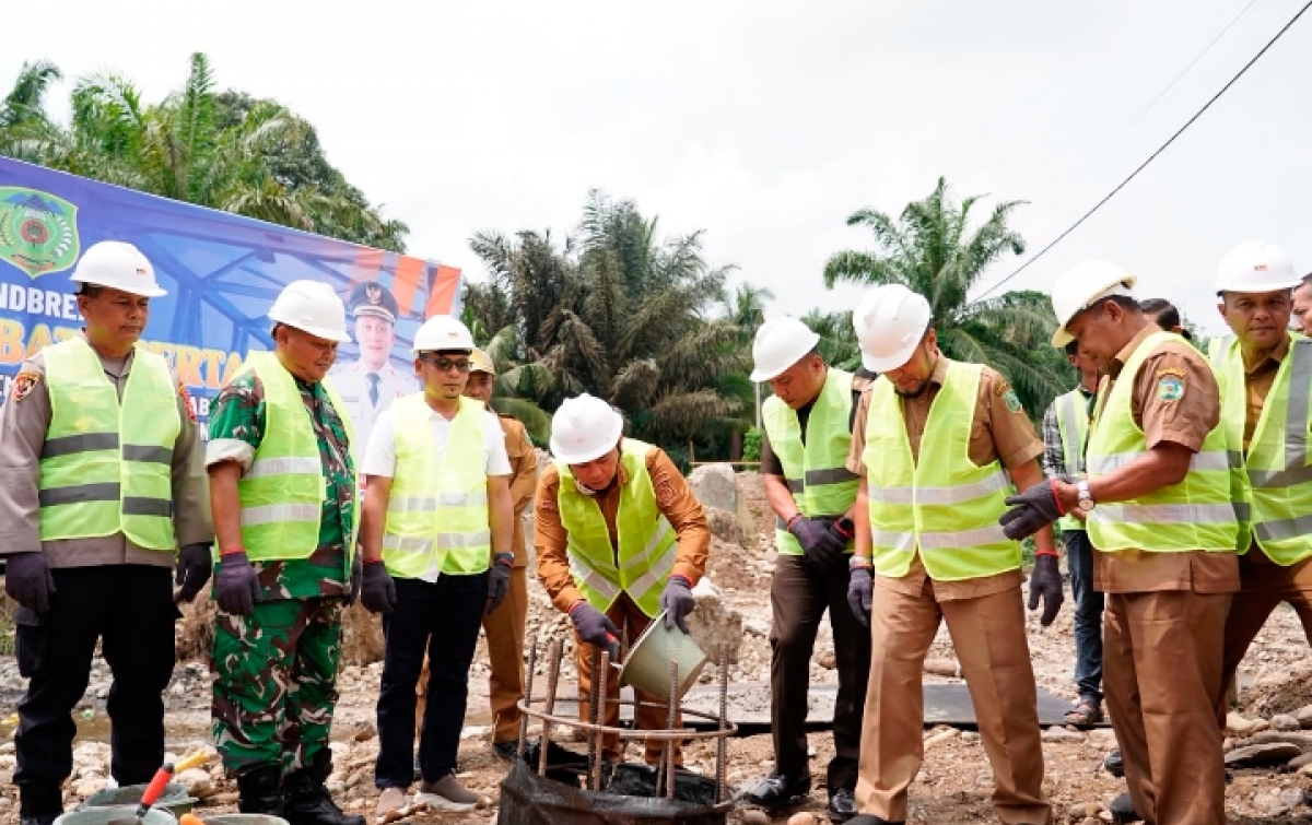 Bupati Putra Mahkota Letakkan Batu Pertama  Proyek Jembatan Berbiaya Rp 13.837 M
