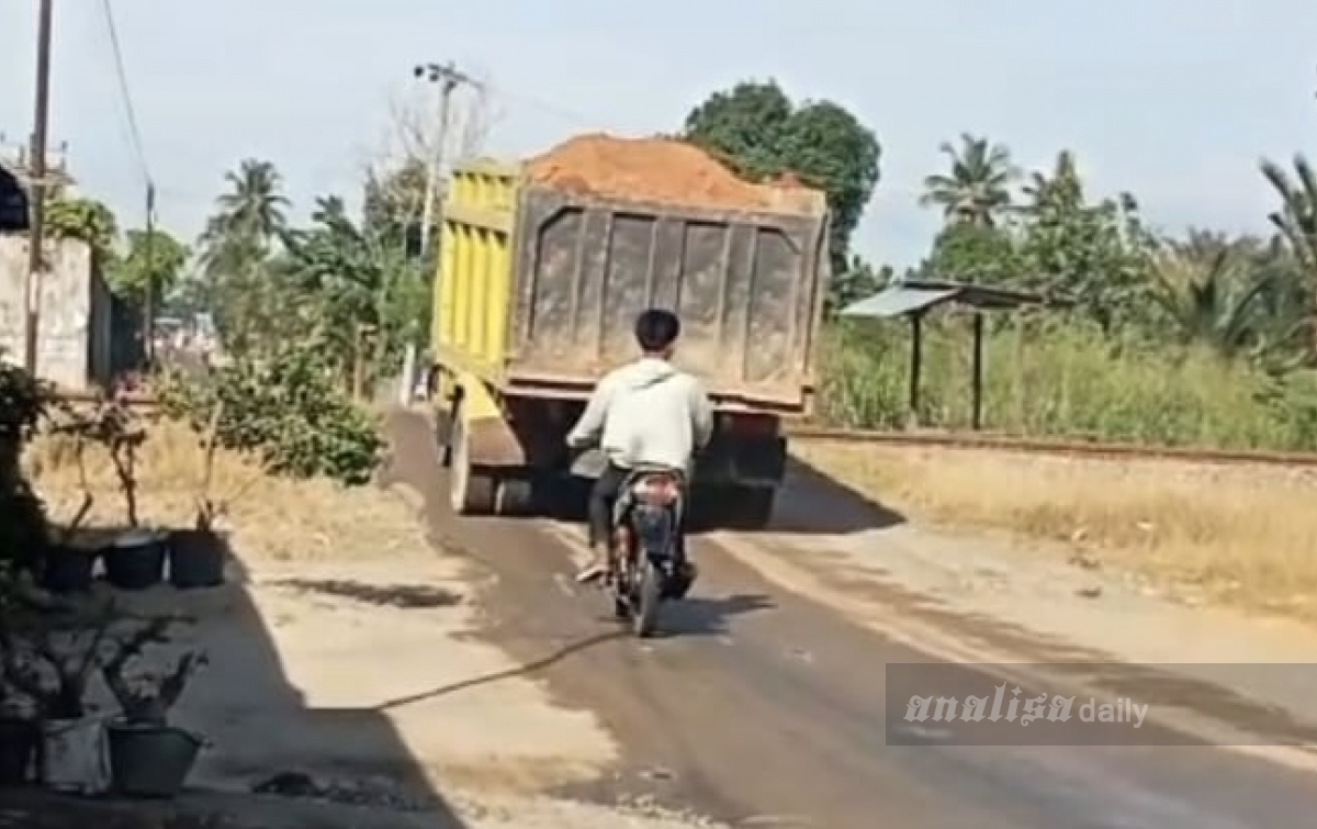 Debu Tebal dan Ancaman Jalan Rusak, Warga Sei Rampah Resah Aktivitas Truk Galian C Bebas Melintas