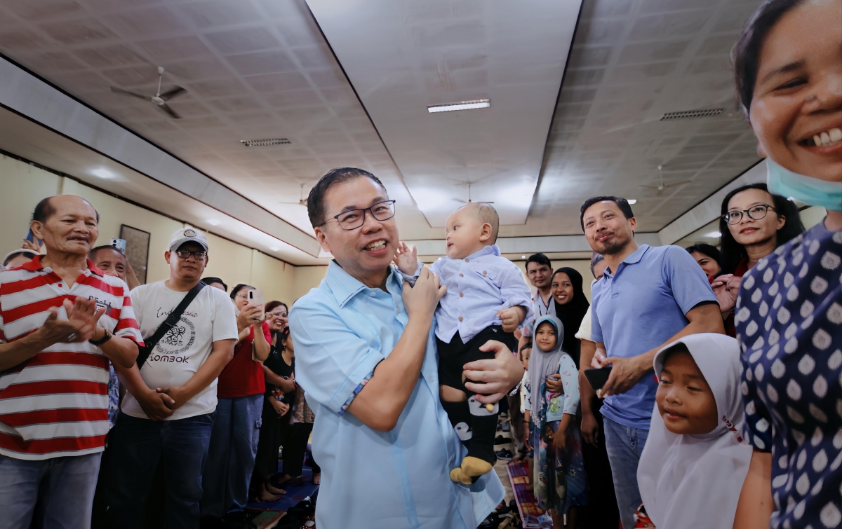 Berpeluh Keringat, Sofyan Tan Layani Warga Helvetia dengan Hangat