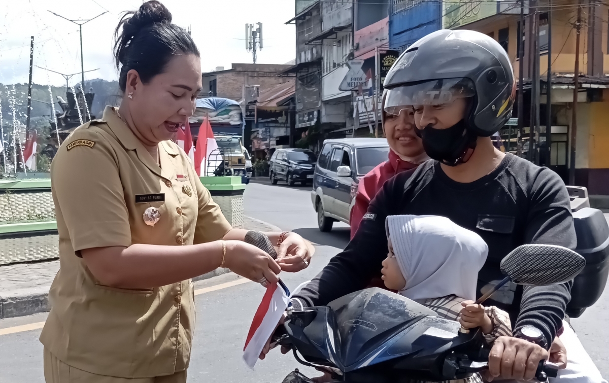 Sambut 17 Agustus 2026, Warga dan Pengendara Antusias Sambut Aksi Bagi-Bagi Bendera di Berastagi