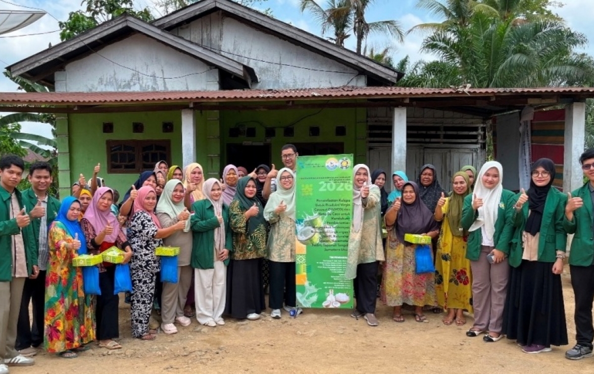 Bantu Ekonomi Warga Terdampak Bencana, Tim Farmasi USU Ajarkan Warga Olah Kelapa jadi VCO dan Nata De Coco