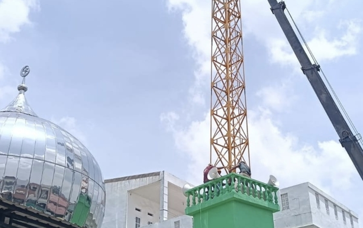Pembangunan Menara Setinggi 18 Meter Masjid Muslimin Jalan Perbatasan Rampung Dikerjakan