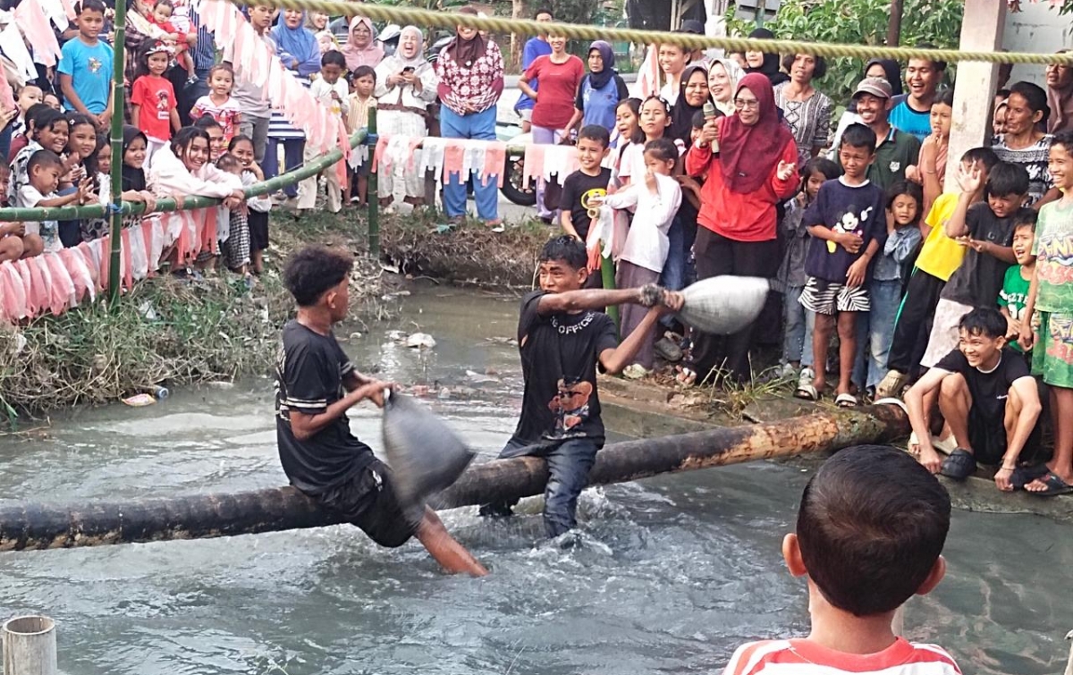Lomba Pukul Bantal di Tanjung Beringin Sergai Sukses Sedot Perhatian Warga dan Pengendara