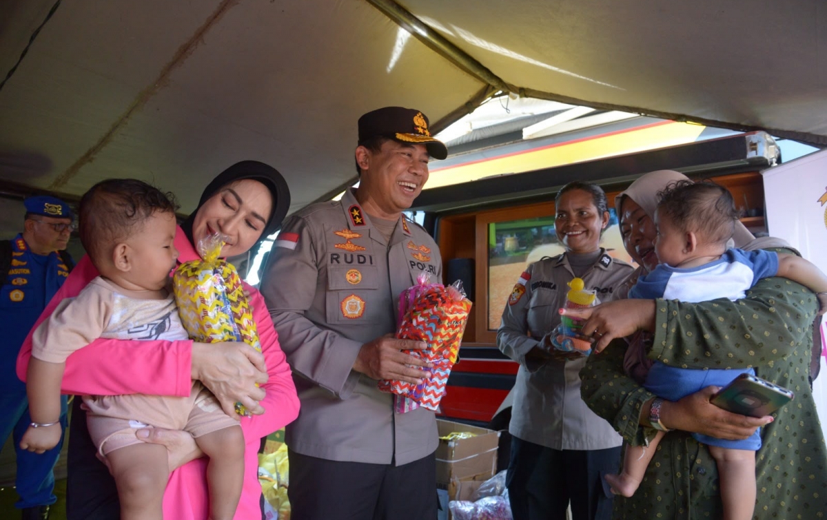 Kapolda NTT Kunjungi Pengungsian Gempa Maumere, Beri Trauma Healing dan Bantuan Anak