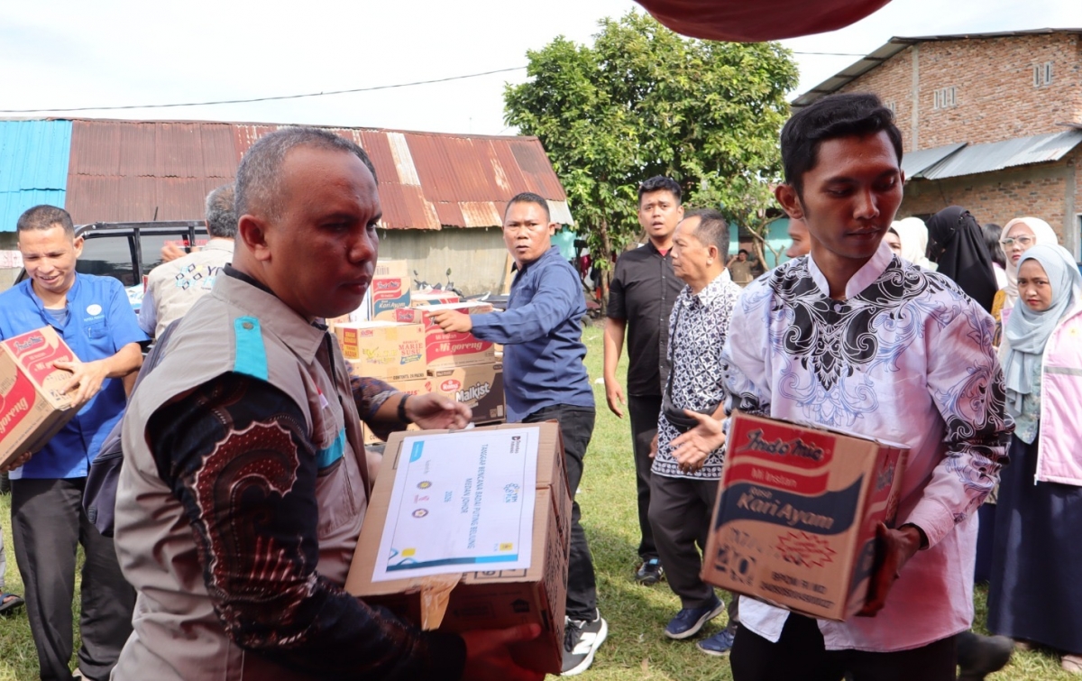 PLN UP3 Medan Salurkan Bantuan bagi Warga Terdampak Puting Beliung di Medan Johor