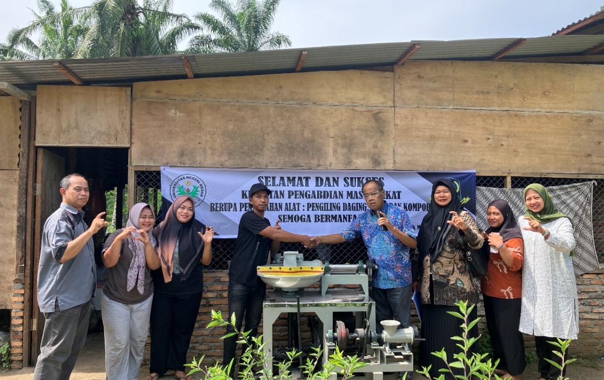 Tim Pengabdian Unimed Dampingi Pengembangan Usaha Sempol Ayam Bang Kumis di Dolok Masihul