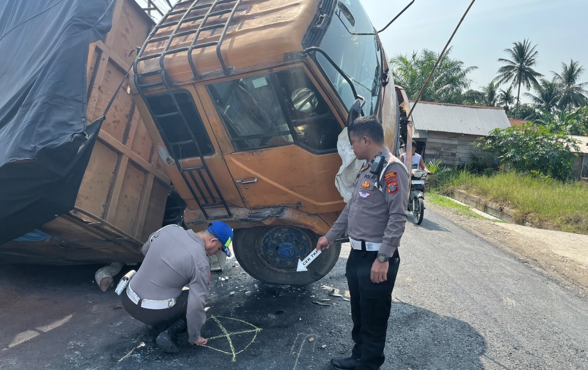 Kelalaian Kontraktor Proyek di Sergai Telan Korban, Pengendara Motor Hantam Truk Terguling yang Dibiarkan Tanpa Pengaman