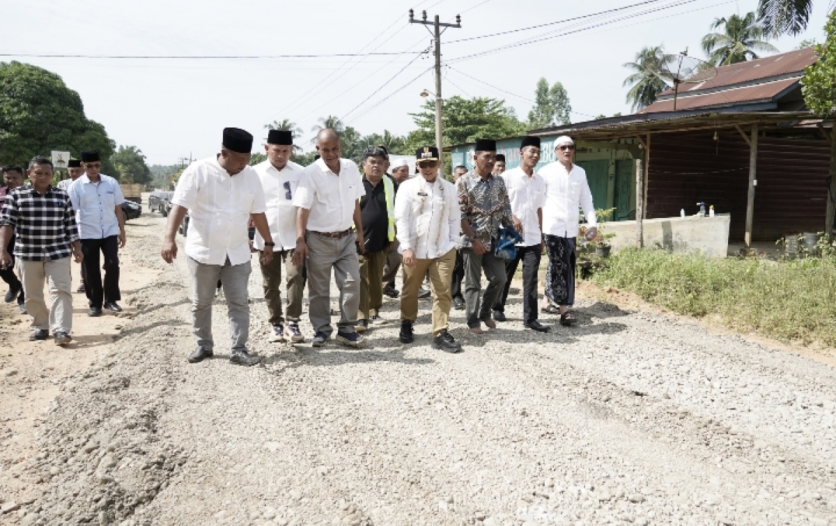 Bupati Palas Tinjau Proyek  Hotmix Berbiaya Rp4,8 Milyar di Ujung Batu I