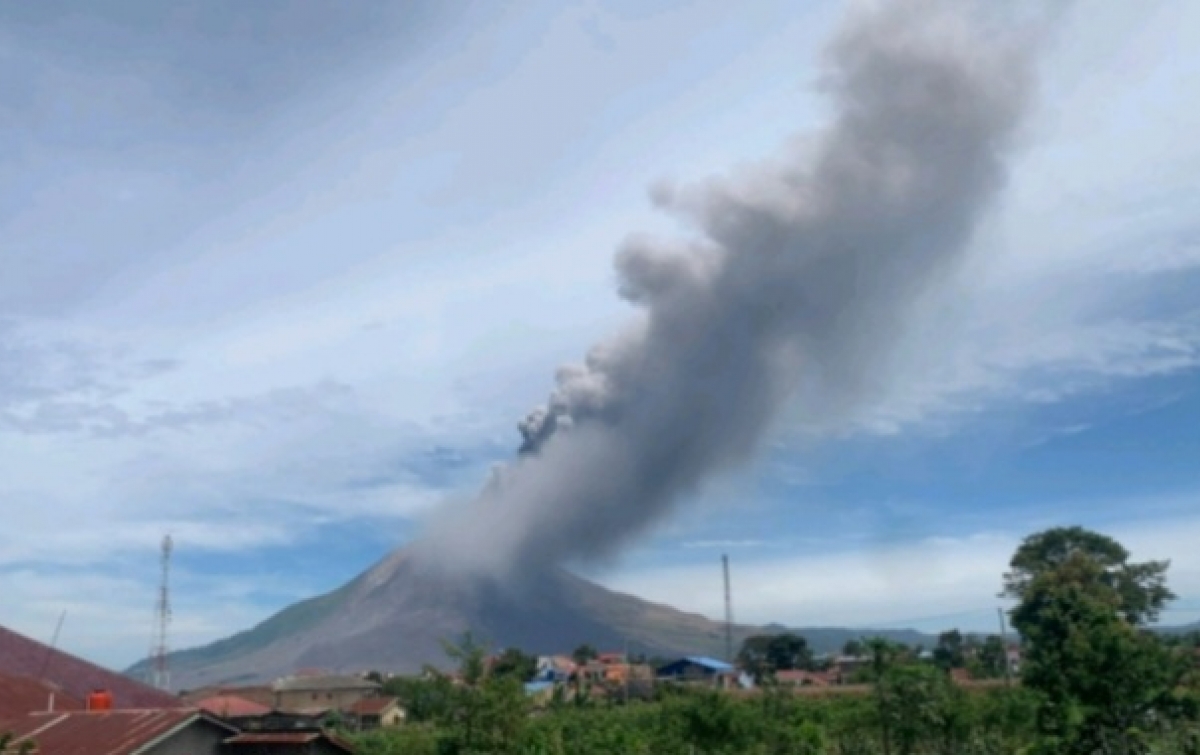 Gunung Sinabung Erupsi Hebat Semburkan Abu Vulkanik Setinggi 3,5 km