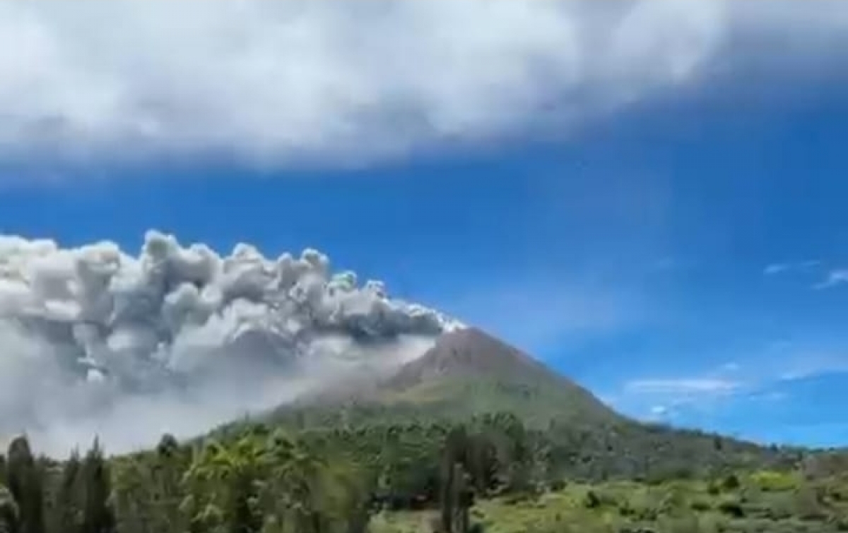Sinabung Erupsi, DPRD SU Imbau  Masyarakat Jangan Panik, Patuhi Arahan Petugas serta  Waspadai Dampak Abu Vulkanik