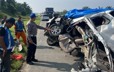 Maut di Tol Medan-Tebing Tinggi: Avanza Hantam Truk Kontainer, 1 Penumpang Tewas