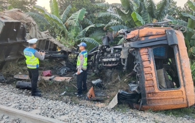 Maut di Perlintasan Tanpa Plang Perbaungan: Dump Truk Hantam KA Putri Deli, Sopir Tewas