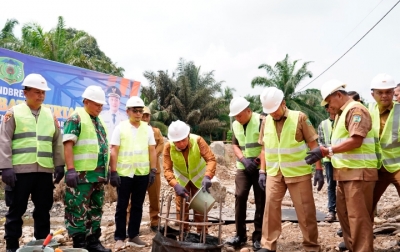 Bupati Putra Mahkota Letakkan Batu Pertama  Proyek Jembatan Berbiaya Rp 13.837 M
