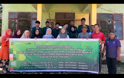 Dosen dan Mahasiswa Ekonomi Pembangunan, Pulihkan Perpustakaan MIN 9 Aceh Tamiang Pascabanjir