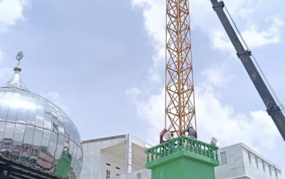 Pembangunan Menara Setinggi 18 Meter Masjid Muslimin Jalan Perbatasan Rampung Dikerjakan