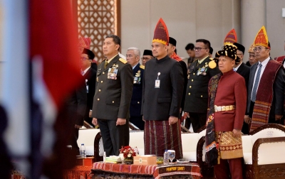 Kenakan Pakaian Adat Toba, Gubsu Bobby Nasution Ikuti Upacara Detik-detik Proklamasi HUT Ke-81 RI Secara Virtual