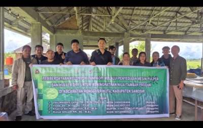 Pemberdayaan dan Pelatihan Pengolahan Kopi Berkualitas  Pascapanen, Petani Samosir Terima Mesin Kopi