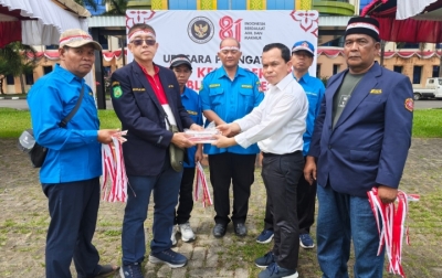 Karang Taruna Medan Maimun dan Acai Jaya Berbagi Pernak-pernik Merah Putih di HUT ke-81 RI