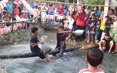 Lomba Pukul Bantal di Tanjung Beringin Sergai Sukses Sedot Perhatian Warga dan Pengendara