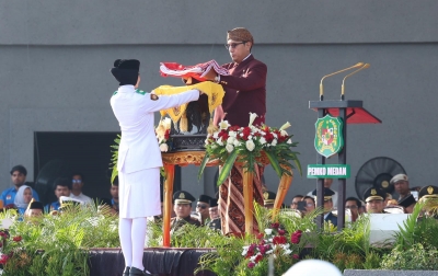 Wali Kota Medan Pimpin Upacara HUT Kemerdekaan, Kepala Bapenda Gunakan Baju Adat Simalungun