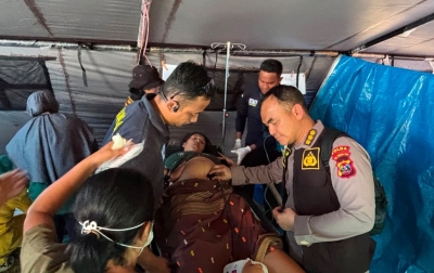 Detik-detik Kabiddokes Polda NTT Bantu Seorang Ibu Melahirkan di Tenda Pengungsian