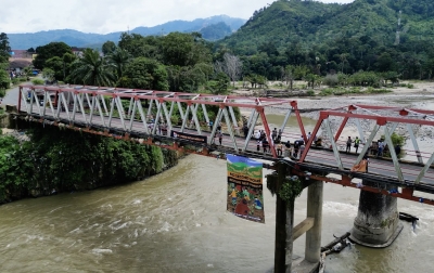 No Second Home: Tim Ekspedisi Hutan Merdeka Gelar Aksi Damai Bentang Spanduk Raksasa di Jembatan Trikora Batang Toru