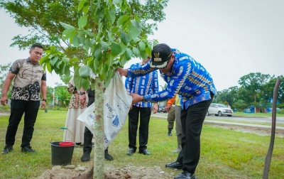 Pengganti Karangan Bunga HUT ke-81 Kemerdekaan RI, Bupati Deli Serdang Tanam 140 Bibit Pohon