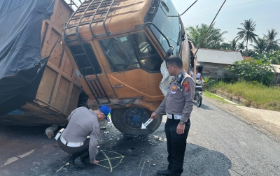 Kelalaian Kontraktor Proyek di Sergai Telan Korban, Pengendara Motor Hantam Truk Terguling yang Dibiarkan Tanpa Pengaman
