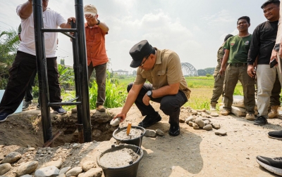 Cegah Abrasi dan Akses Truk Ambil Pasir, Pemkab Deli Serdang Pasang Pembatas di Sungai Ular