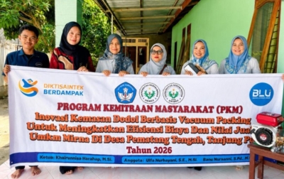 Tim PKM Unimed Terapkan Vacuum Packaging pada UMKM Dodol Pulut Mirna