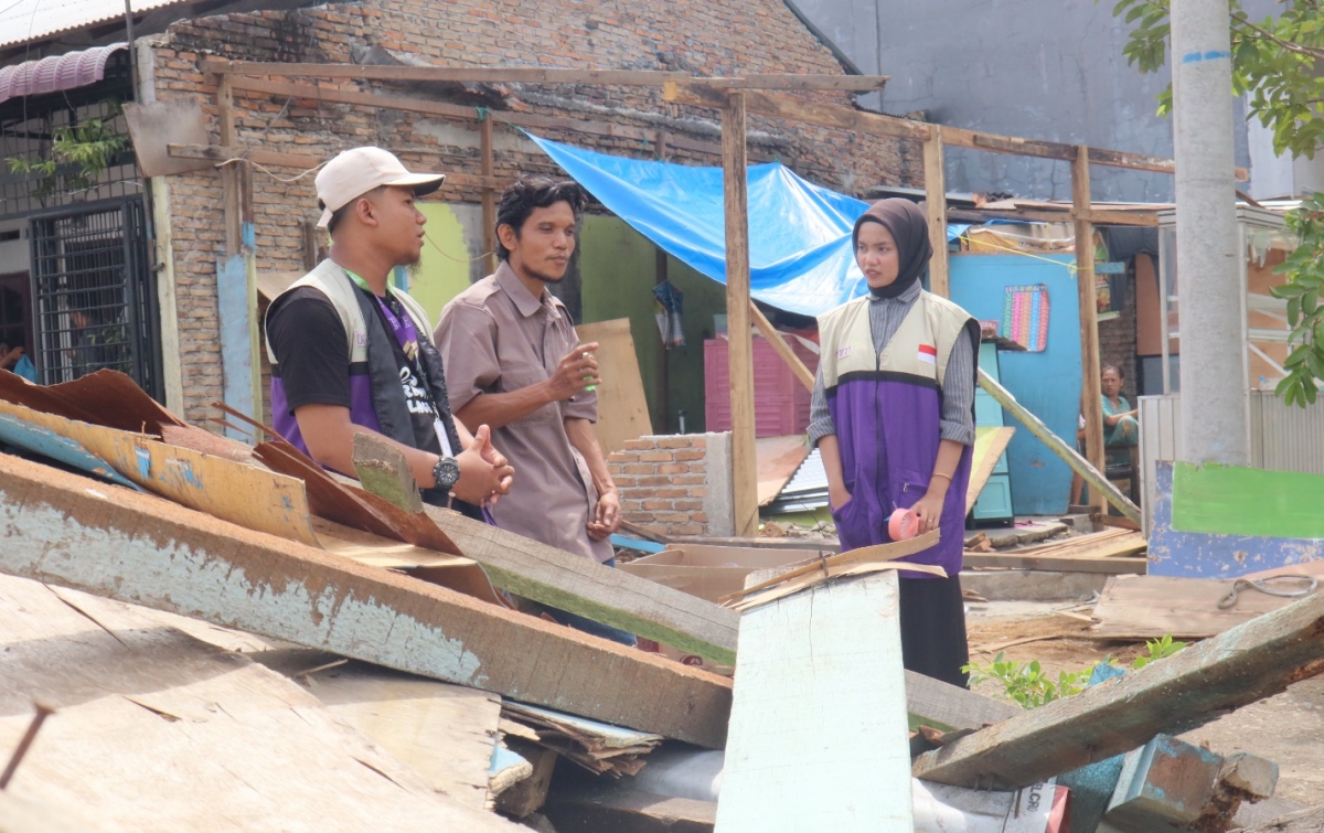 BMM Berbagi Kudapan Sehat untuk Ratusan Warga Terdampak Angin Kencang Sukamaju