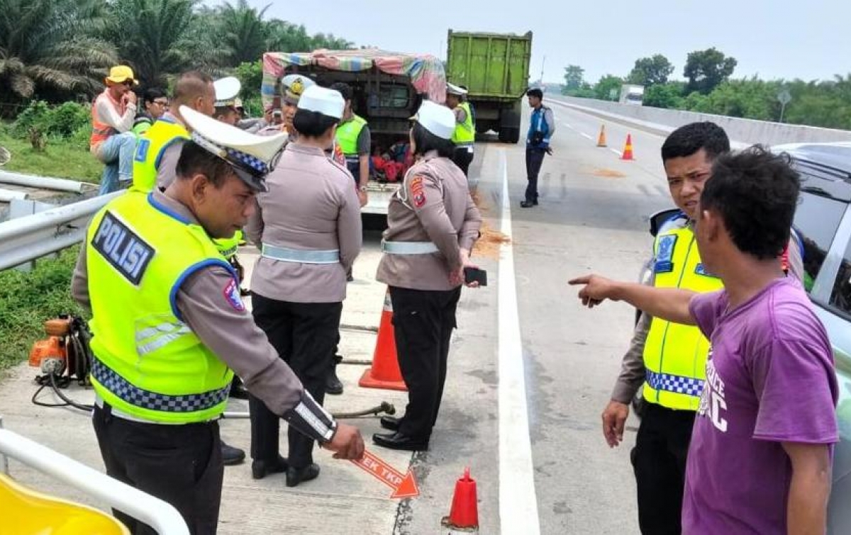 TRAGIS! Potong Rumput Berujung Maut, Truk Hantam Pekerja Tol Medan-Tebing Tinggi, 2 Orang Tewas