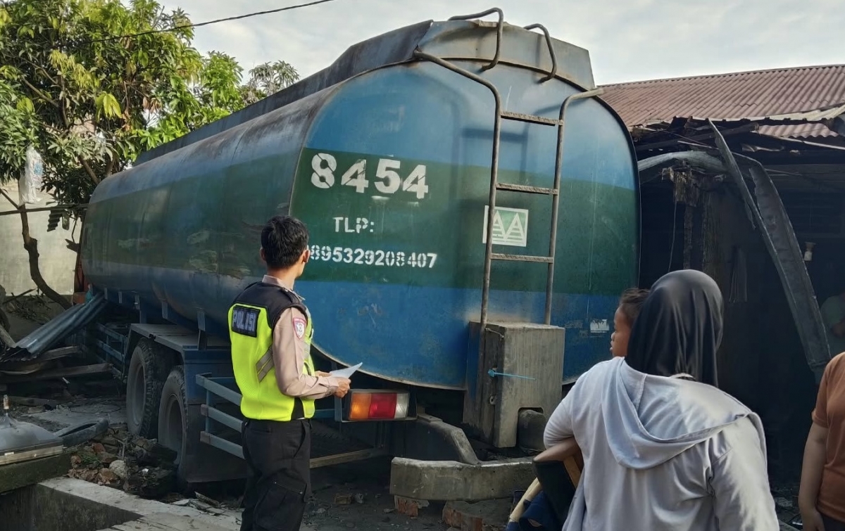 Diduga Mengantuk, Truk Tangki Hantam Rumah Warga di Jalinsum Perbaungan