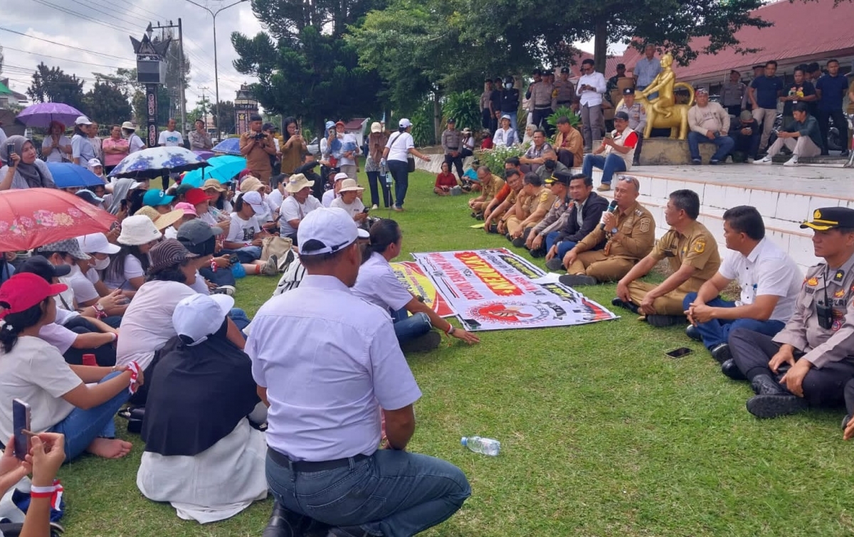 Ratusan Pedagang Unjuk Rasa ke Kantor Bupati Dairi