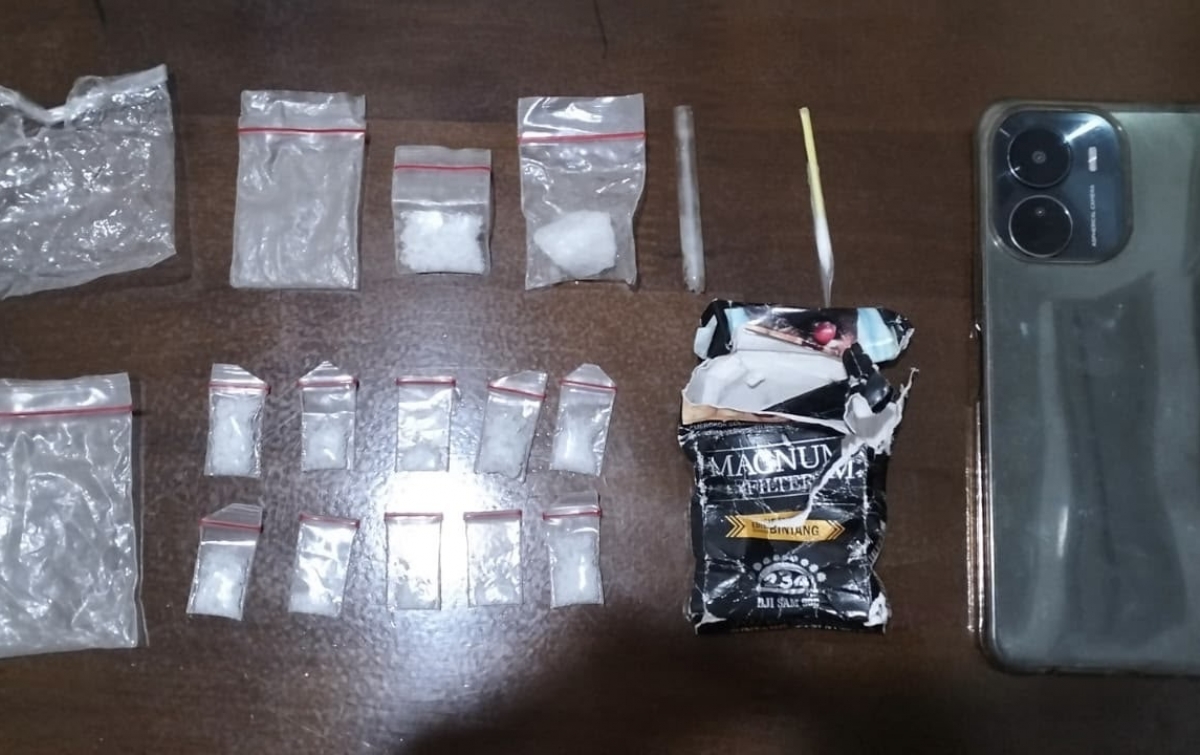 Asyik Berbaring Sambil Pegang Kaca Pirex, Pengedar Sabu di Teluk Mengkudu Tak Berkutik Digerebek Polisi