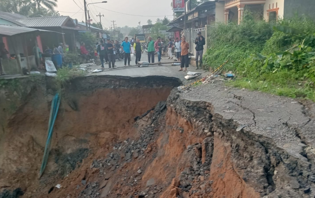 Jalan Provinsi di STM Hulu Deliserdang Amblas 8 Meter, Polisi Buat Jalur Alternatif