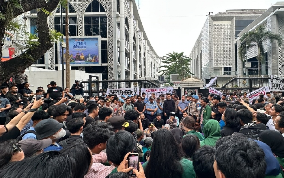 Ketua DPRD Sumut Terima Aspirasi BEM SI