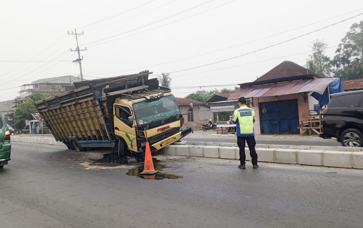 Truk Muatan Batang Kelapa Hantam Pembatas Proyek Jalan di Sergai, Sopir Diduga Mengantuk