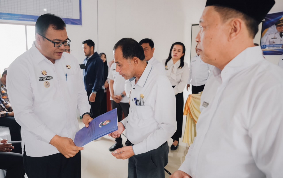 Asri Ludin Aktifkan Kembali Kades Rugemuk, Kades Timbang Deli Dicopot