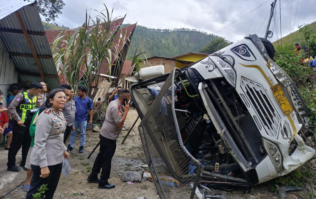 Bus Wisata Rombongan Asal Kisaran Terbalik di Samosir, Dua Penumpang Luka Serius