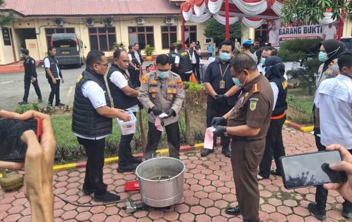 Polres Langkat Bakar 17,4 Kg Ganja dan Rebus 370 Gram Sabu