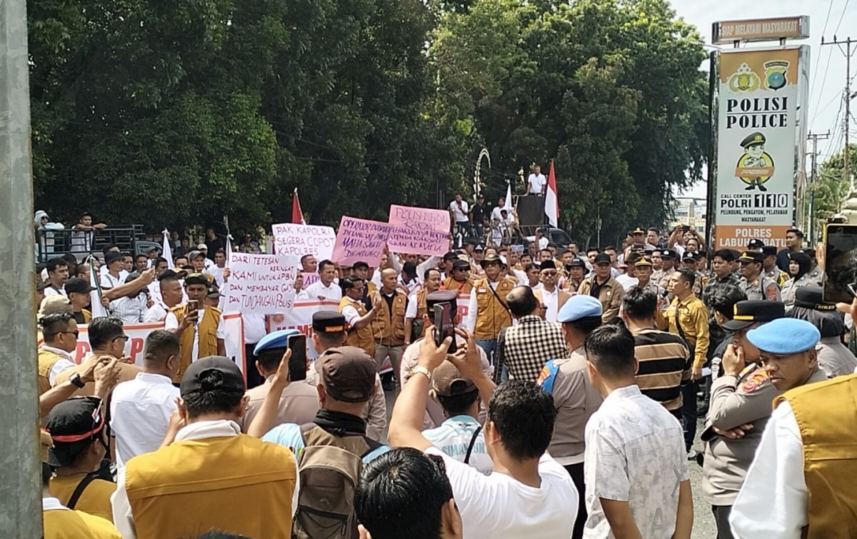 Peringati Hari Tani Nasional, Ratusan Pekerja Sawit PTPN IV Demo Polres Labuhanbatu: Kasat Reskrim Janji Segera Tangkap Pelaku