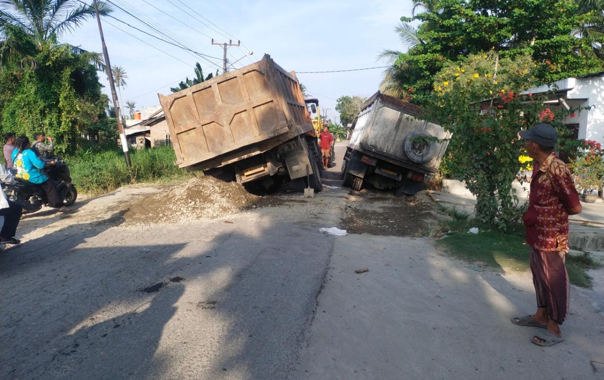 Parah! Dua Dump Truk Terperosok di Jalan Provinsi Sei Rampah-Tanjung Beringin, Puluhan Kendaraan Antre Berjam-jam