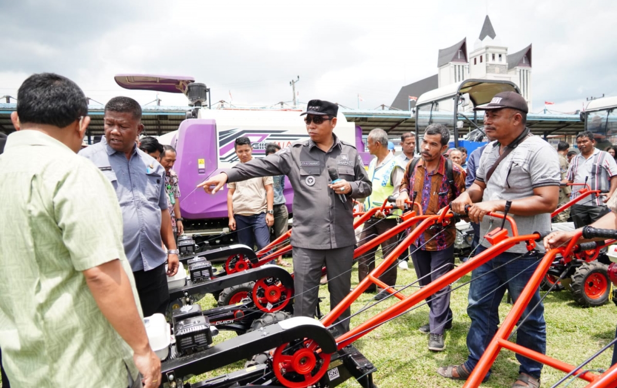 Bupati Taput Serahkan 527 Unit Alsintan kepada Masyarakat Kelompok Tani