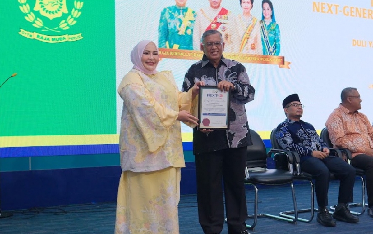 Prof Adjunct Dr Marniati Terima Penghargaan Mitra Kerja Sama FCoEE