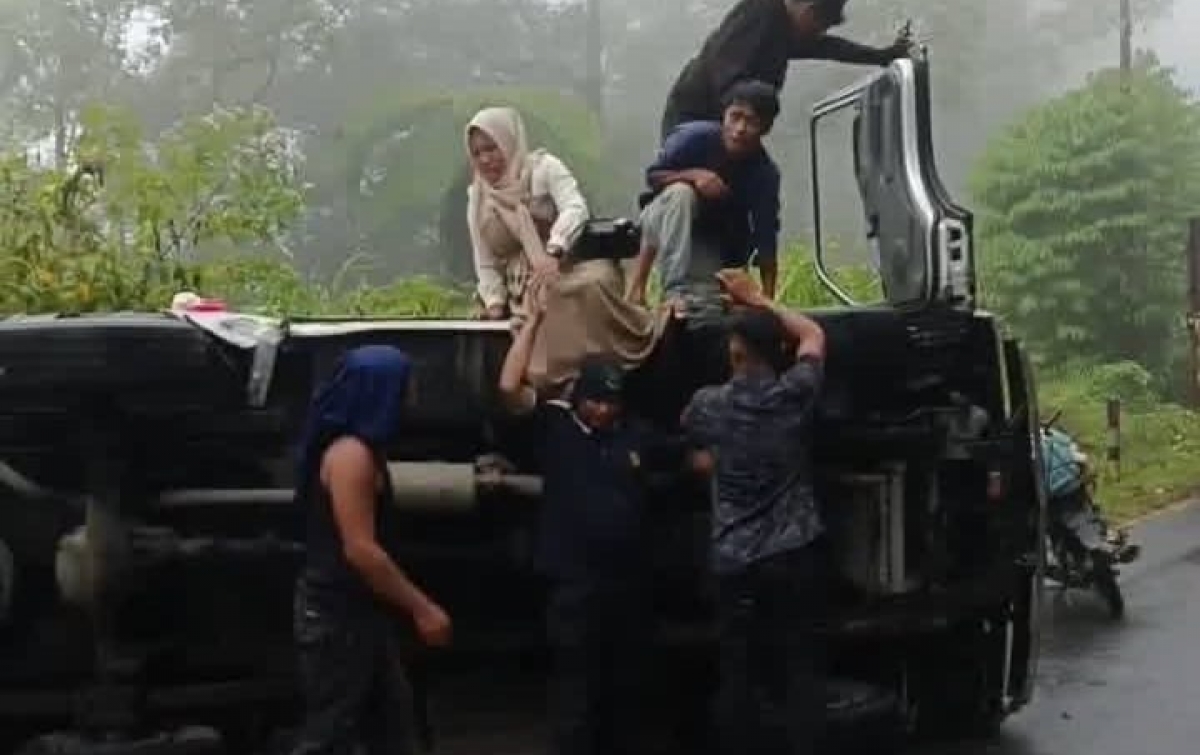 Tabrakan Beruntun di Pakpak Bharat, Bus Himpak Terbalik