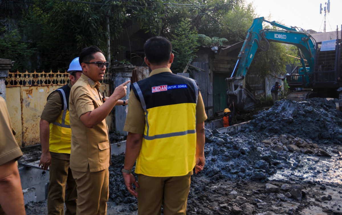 Atasi Genangan Banjir,  Rico Waas Tinjau Pengerjaan Drainase di Sei Agul