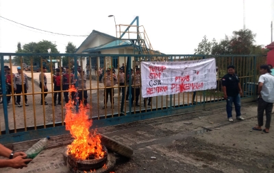 Aksi Protes Didepan Pabrik PT KAS, dari Persoalan Limbah Hingga Masalah Izin