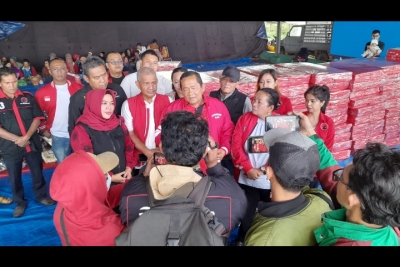 Bawa Ratusan Logistik Pengungsi Sinabung, Rapidin Tegaskan PDIP Hadir di Tengah Rakyat